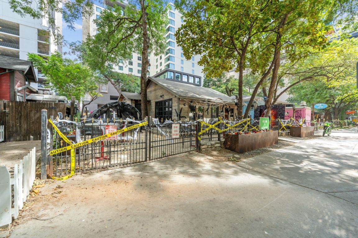 603 Davis Street, Unit 710 Austin, TX 78701 - Photo 34 of 37 a view of the patio with table and chairs under an umbrella