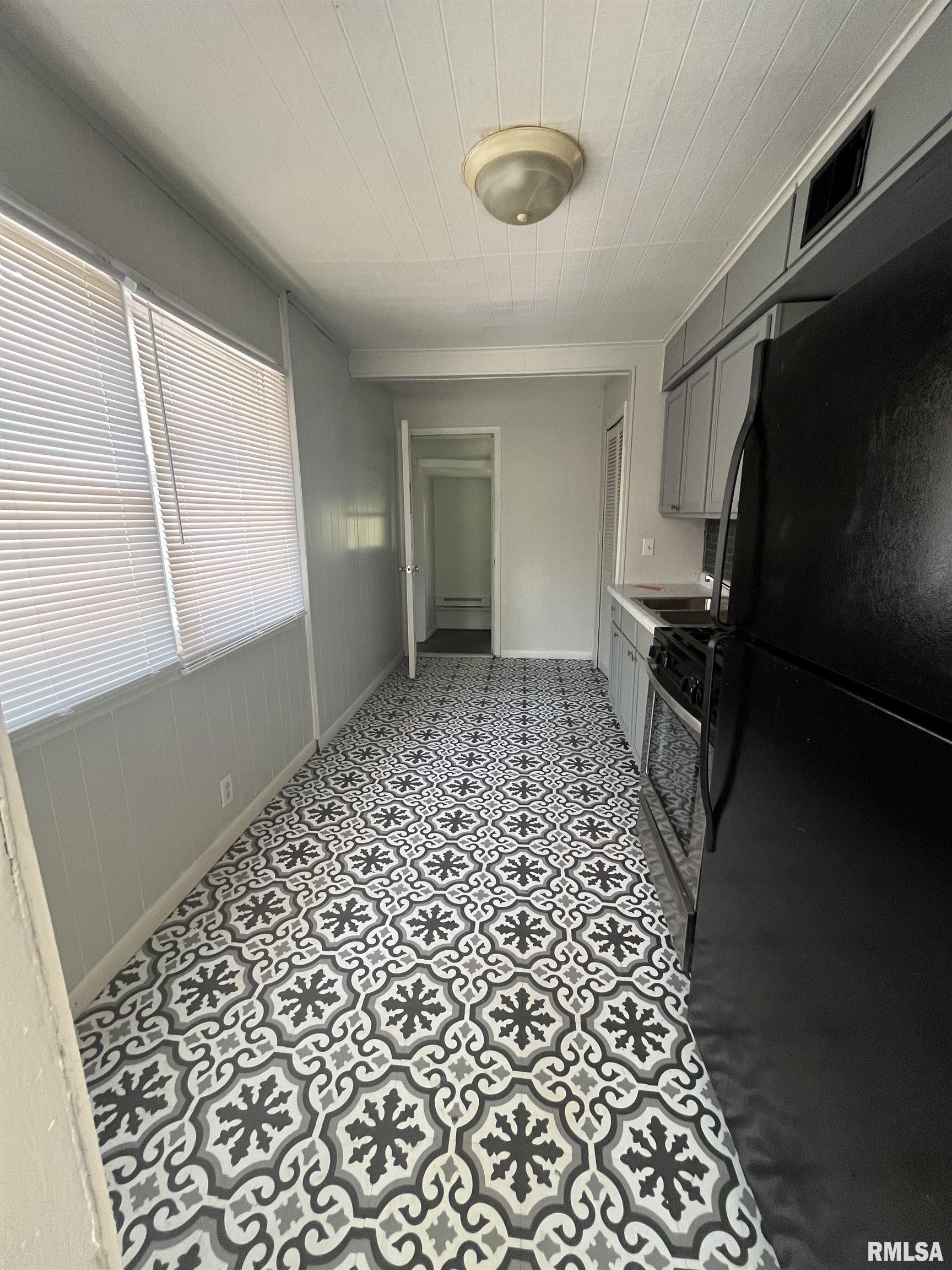 1028 South Tonti Circle Peoria, IL 61605 - Photo 2 of 12