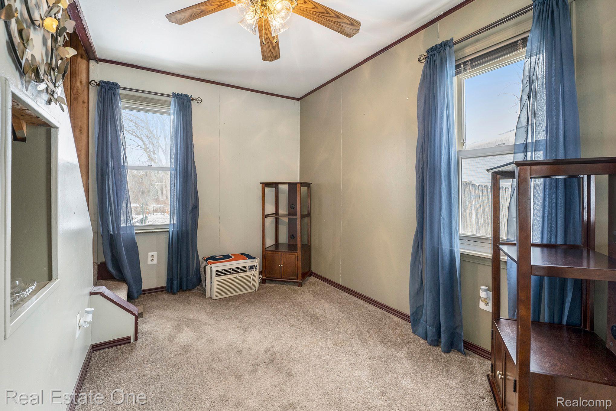 23133 Merriman Road New Boston, MI 48164 - Photo 10 of 17 Family Room