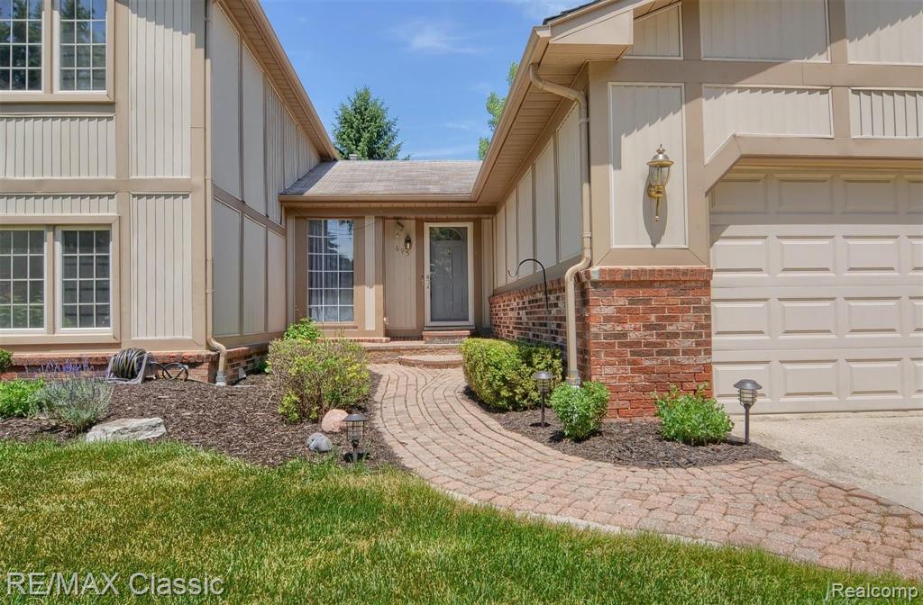 695 Plum Ridge Drive Rochester Hills, MI 48309 - Photo 4 of 38