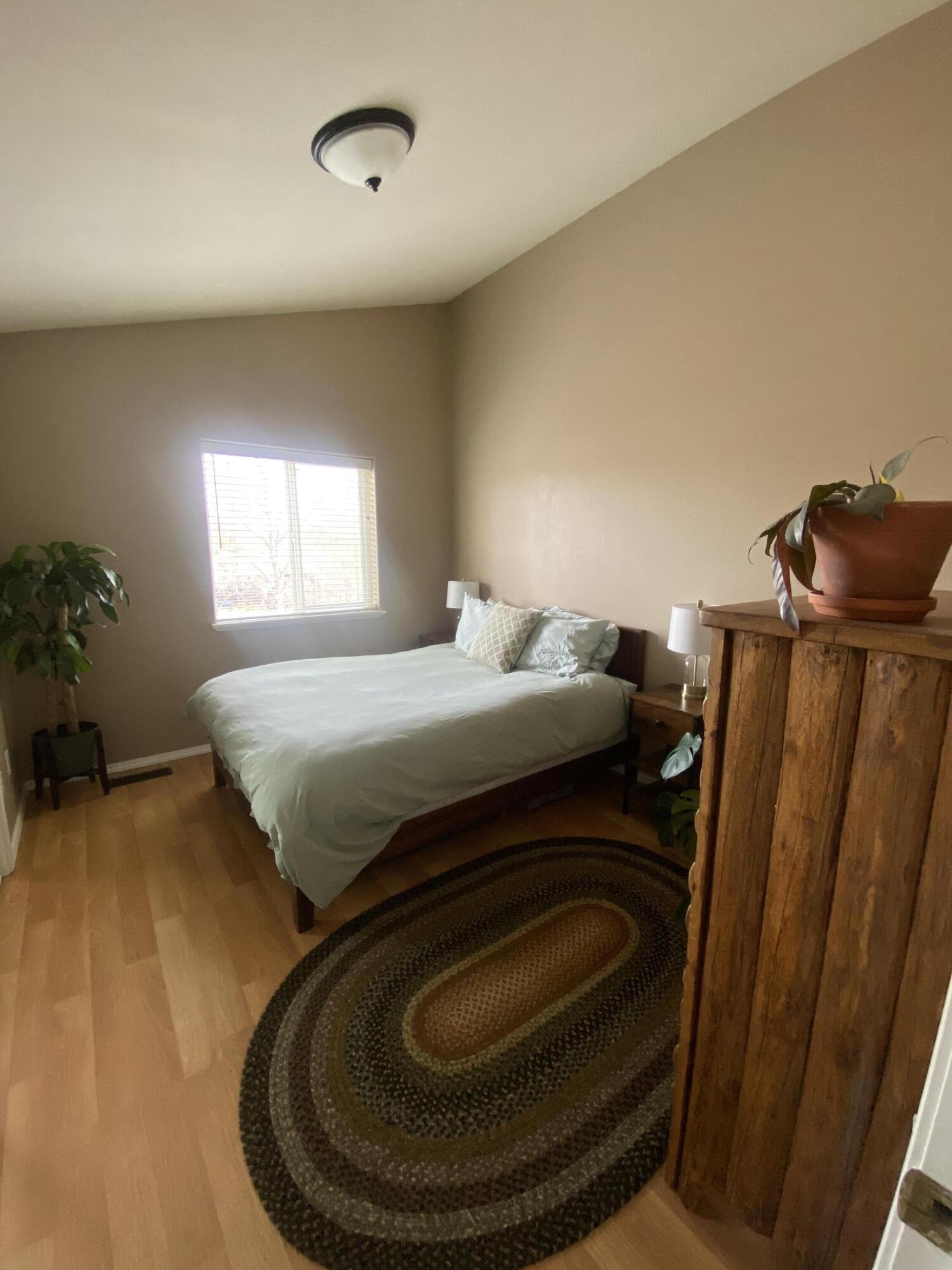 1310 Northeast Tucson Way Bend, OR 97701 - Photo 12 of 18 1312 Guest Room
