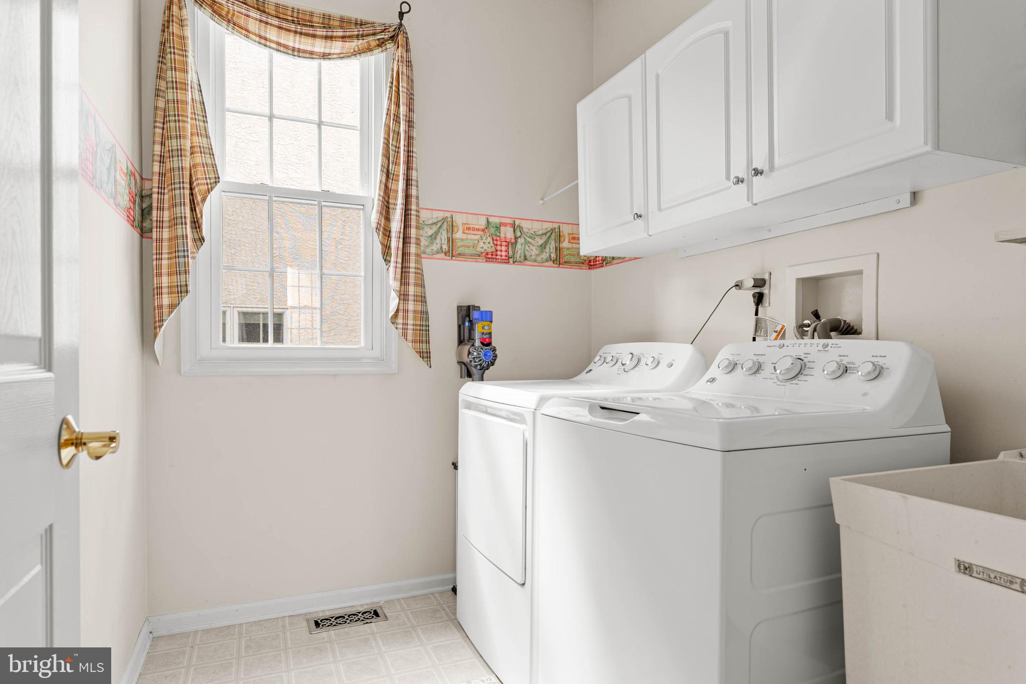 4 Riders Run Newtown Square, PA 19073 - Photo 42 of 64 a utility room with dryer and washer