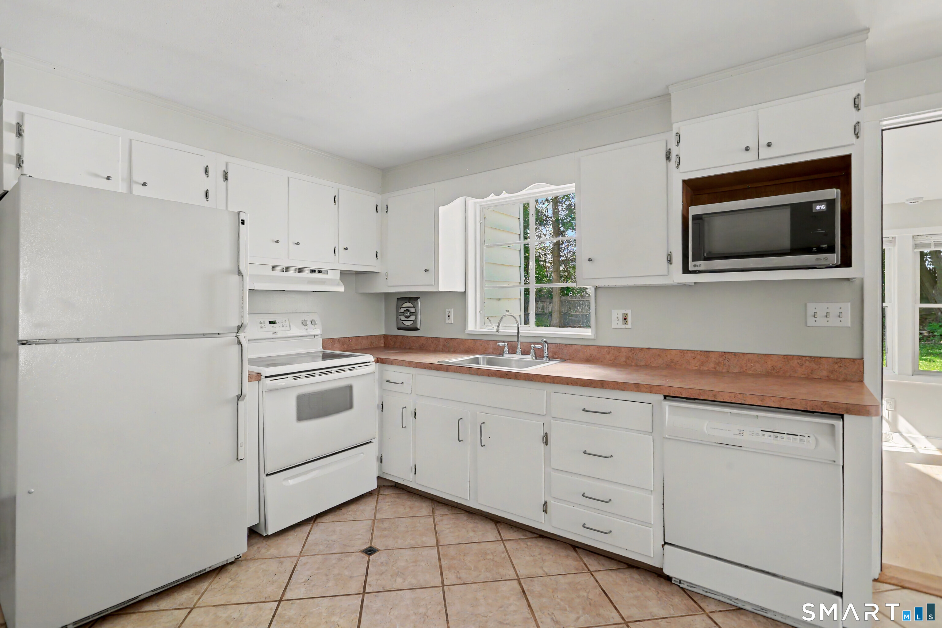 42 Carroll Road Hamden, CT 06517 - Photo 7 of 32