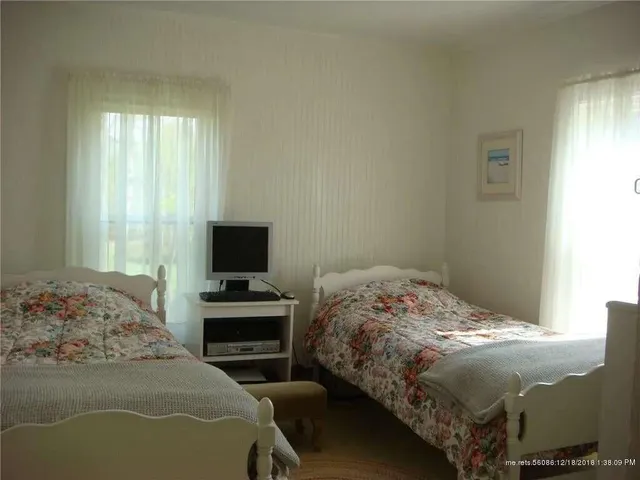 $699,000 | 21 Beach Avenue, Long Island, ME 04050