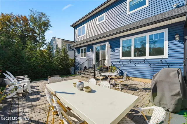 a view of a dinning table and chairs in the patio