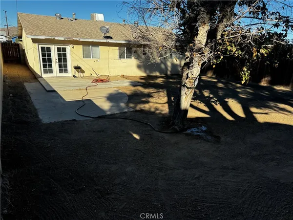 a view of a house with backyard