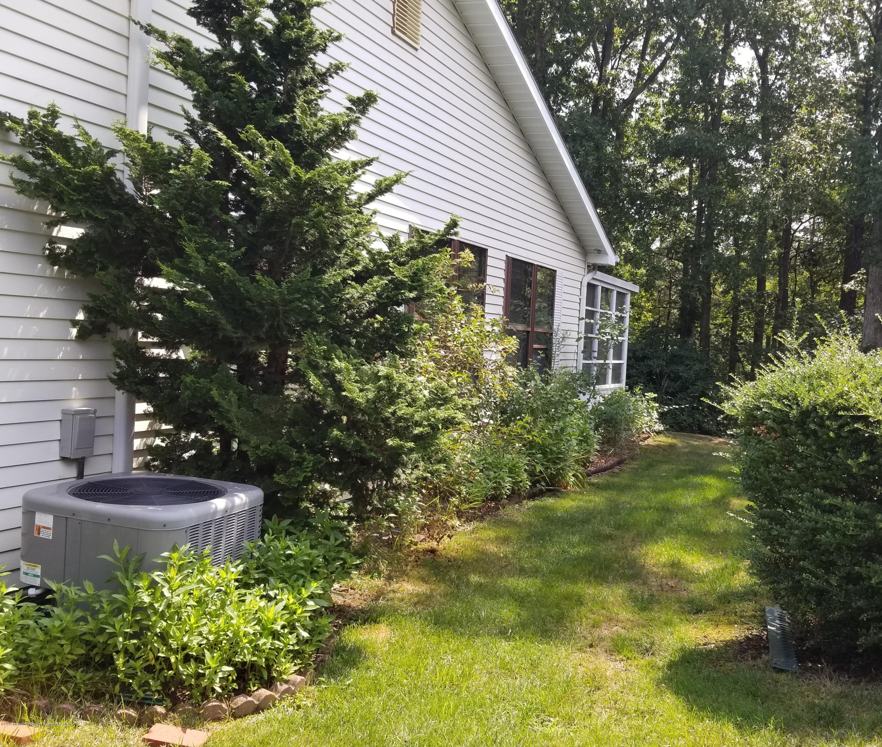 17 Blue Ridge Drive Brick, NJ 08724 - Photo 5 of 14 17 blue side yard
