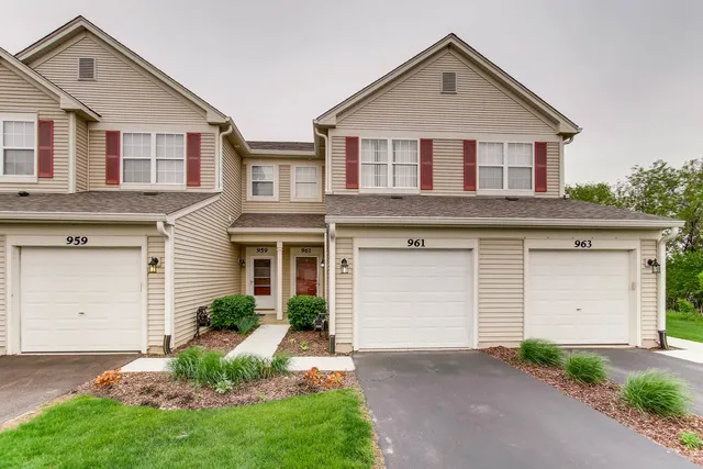 $2,400 | 961 Genesee Drive, Unit 961, Naperville, IL 60563