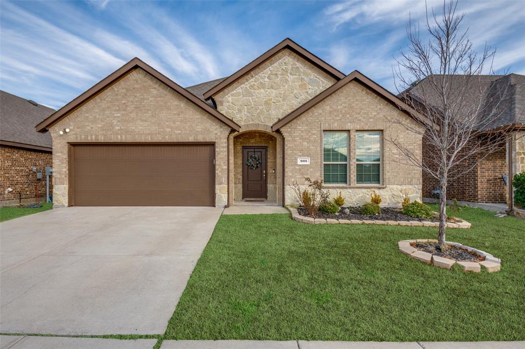 a view of a house with backyard and garden