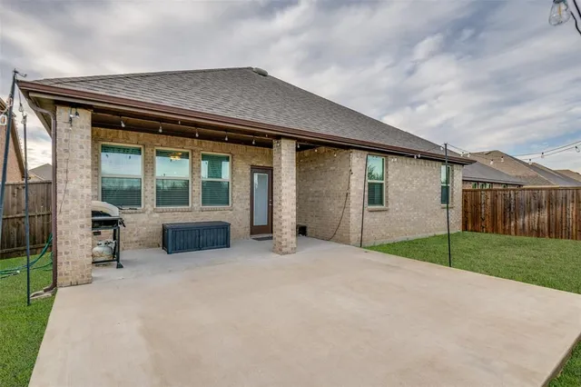 a view of an house with backyard and porch