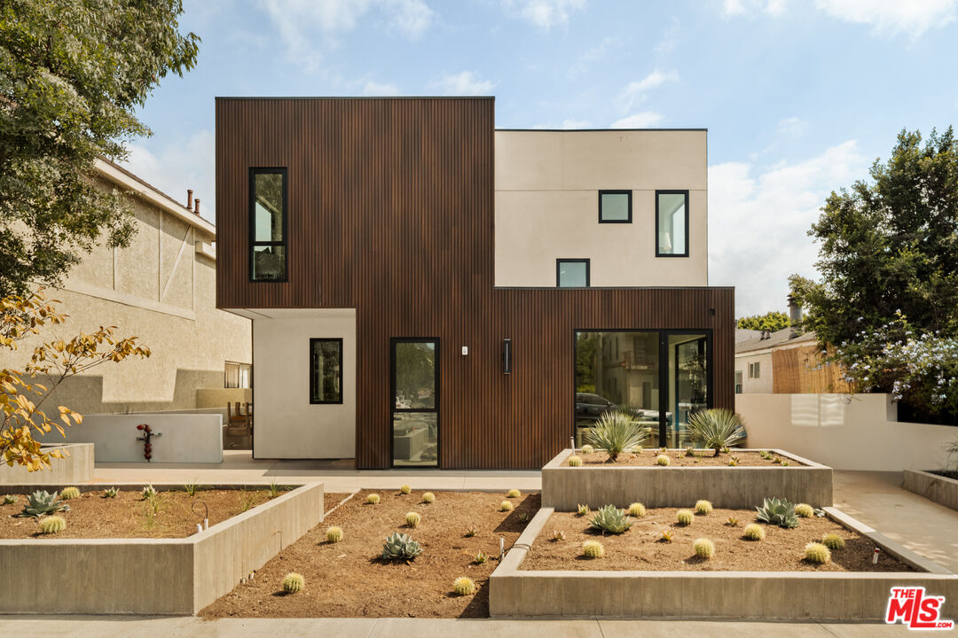 2425 20th Street, Unit B Santa Monica, CA 90405 - Photo 12 of 12 a living room with fireplace