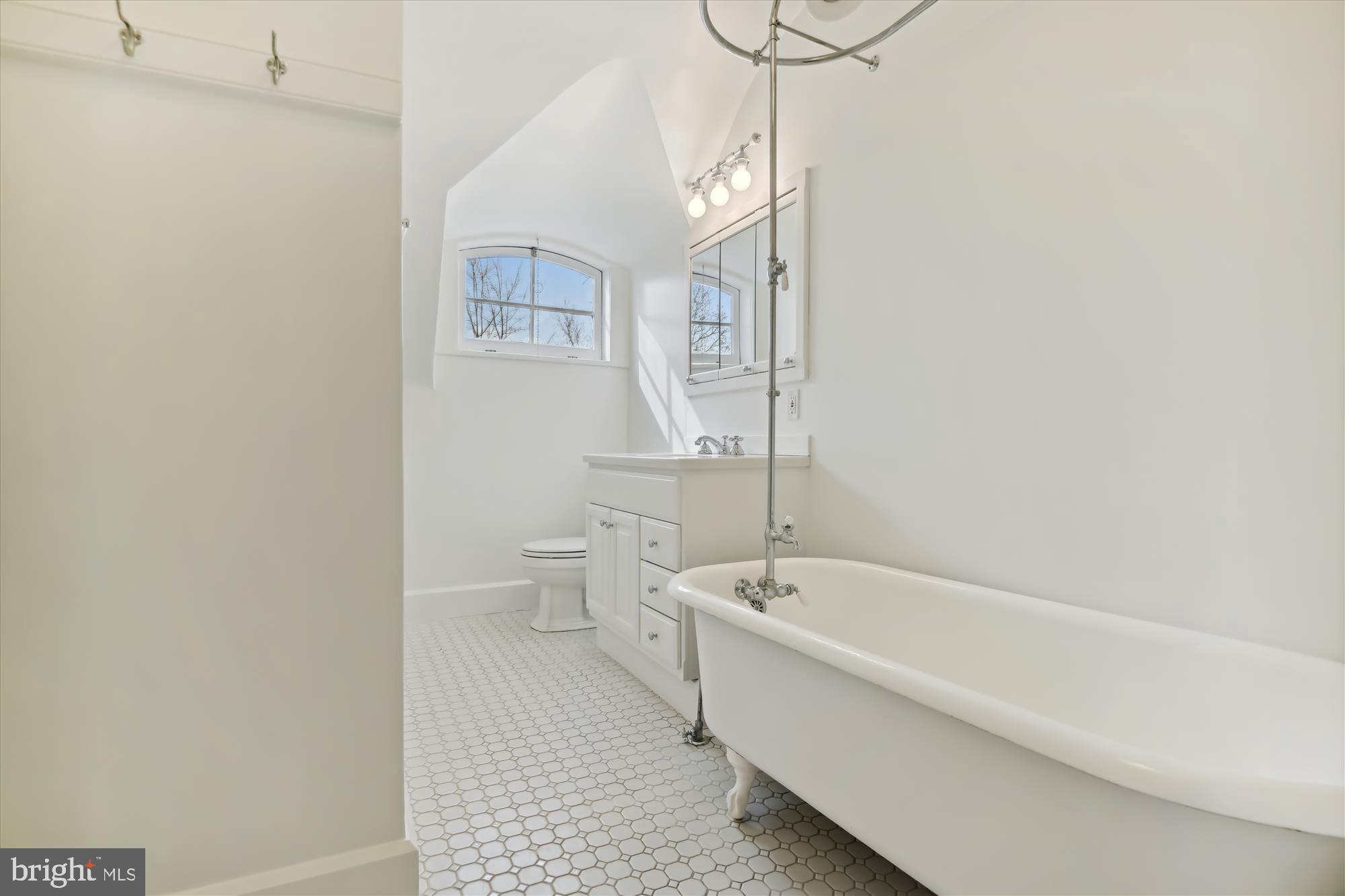 303 Oakdale Road Baltimore, MD 21210 - Photo 88 of 112 3rd Floor Bath