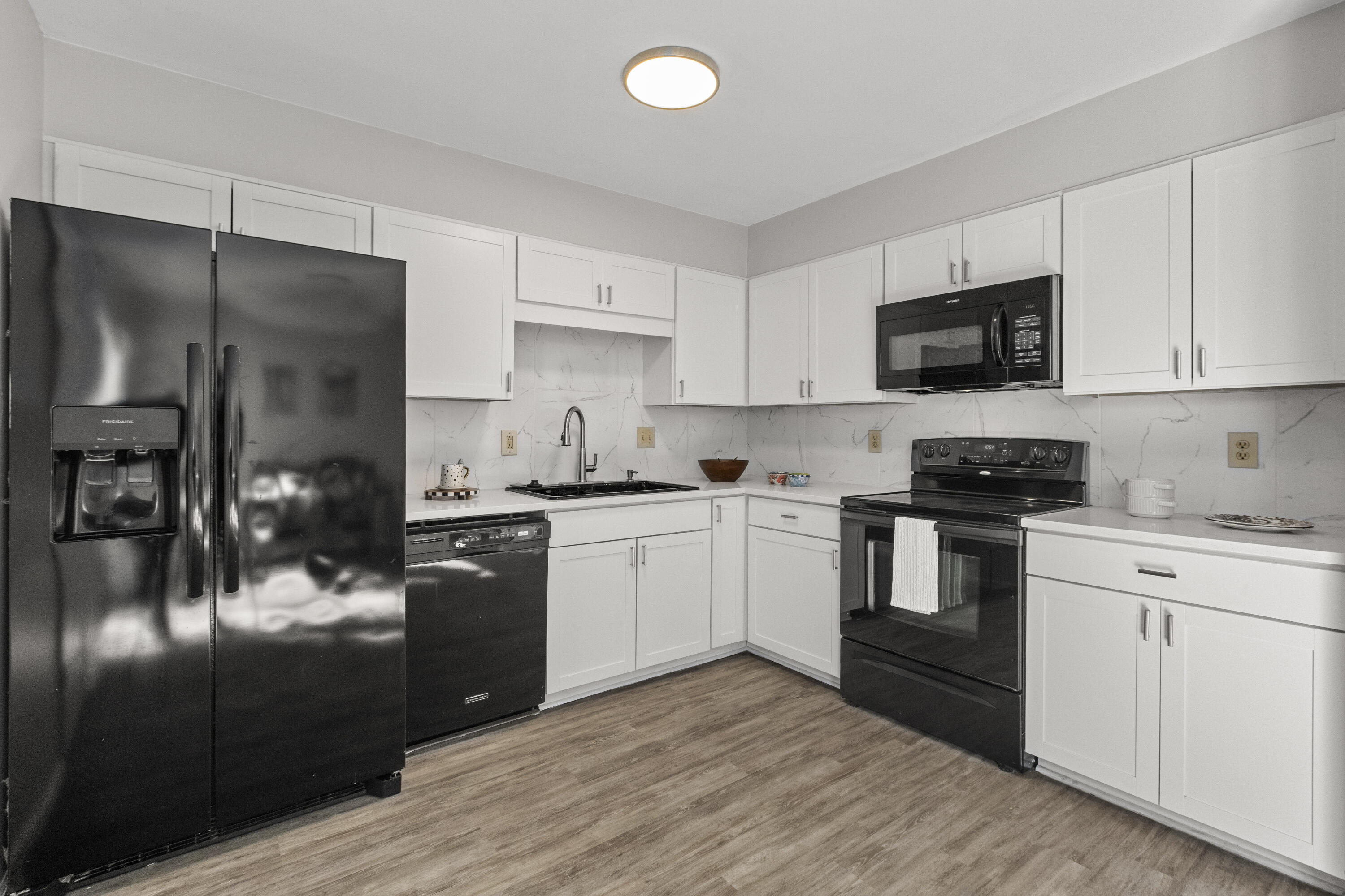 7839 Sandida Court North Charleston, SC 29418 - Photo 3 of 48 7839SandidaCt-CasaVerdeMediaLLC17