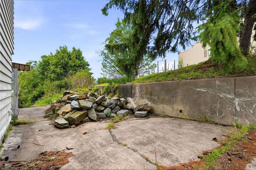 5405 Kent Way Pittsburgh, PA 15201 - Photo 16 of 24 a backyard of a house with lots of green space