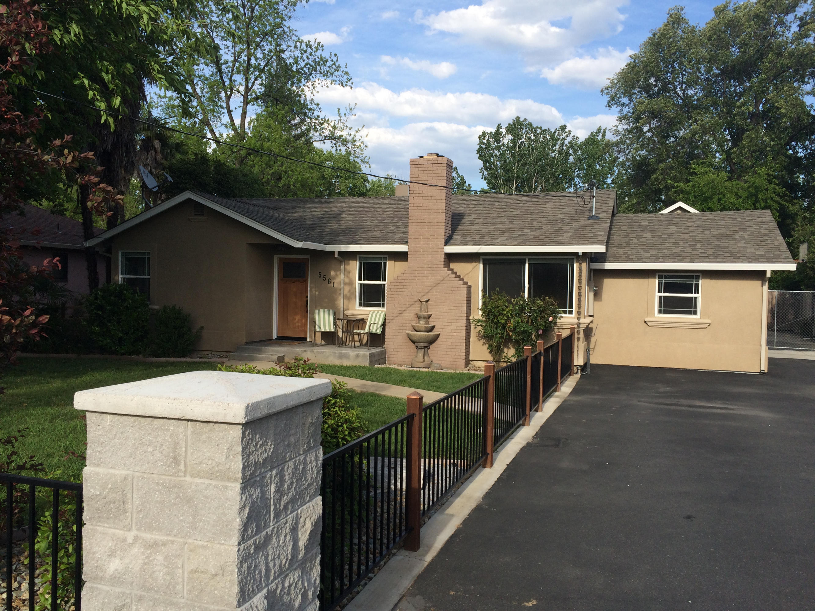 5561 Willow Road Redding, CA 96001 - Photo 1 of 30 Driveway entrance