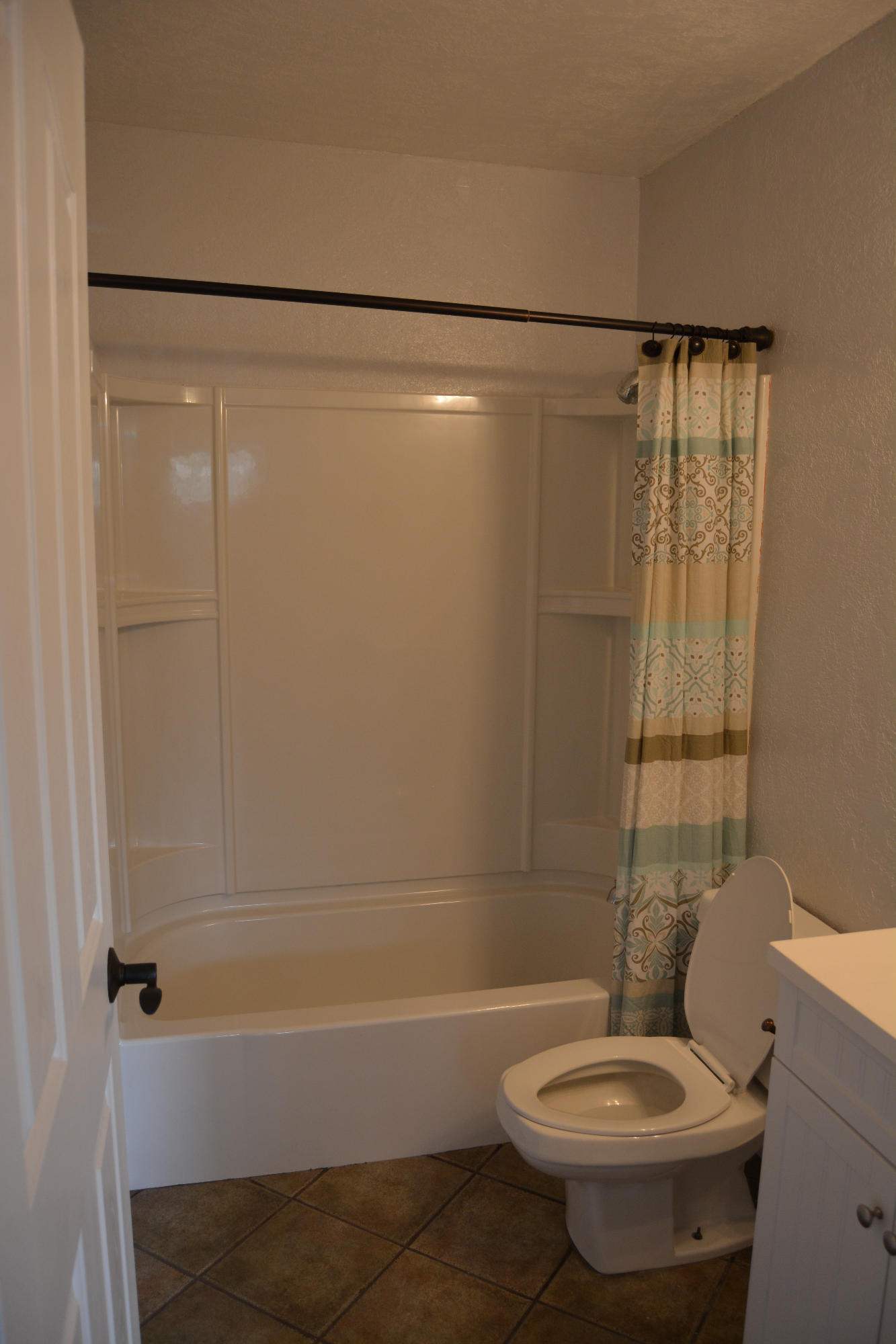 5561 Willow Road Redding, CA 96001 - Photo 15 of 30 Front Bath