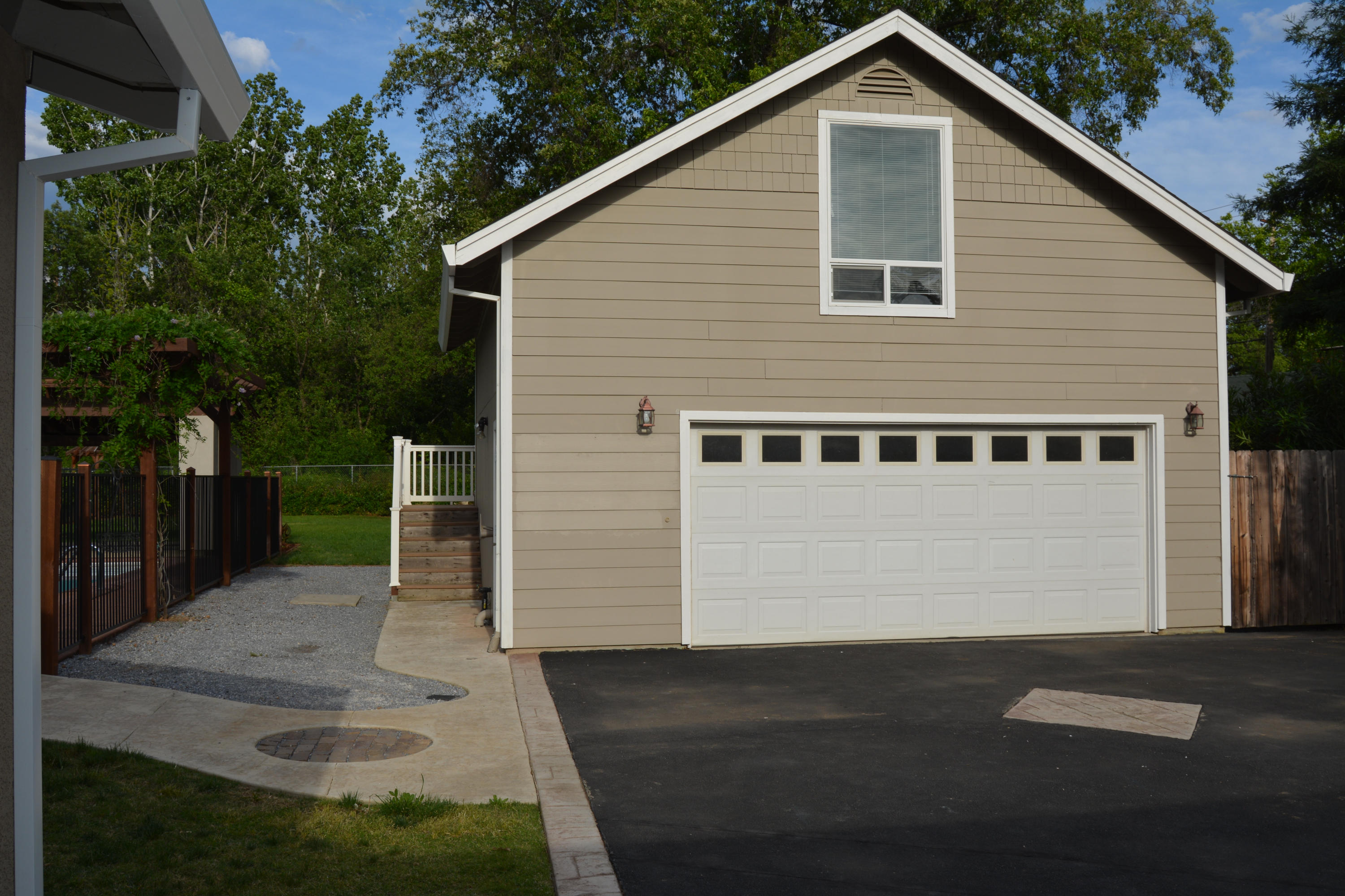 5561 Willow Road Redding, CA 96001 - Photo 20 of 30 Detached garage w/ Bonus room/Studio