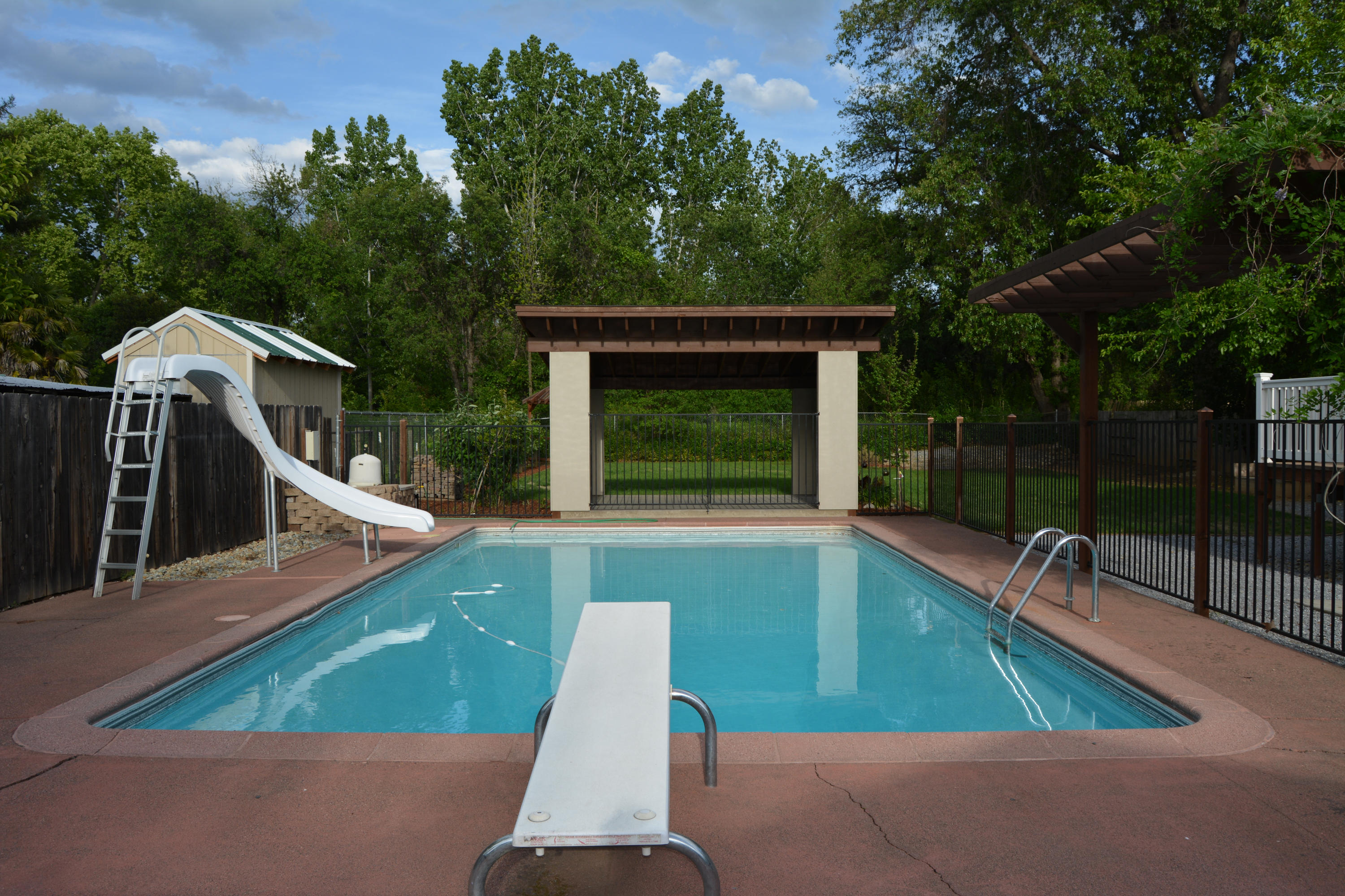 5561 Willow Road Redding, CA 96001 - Photo 26 of 30 Pool area