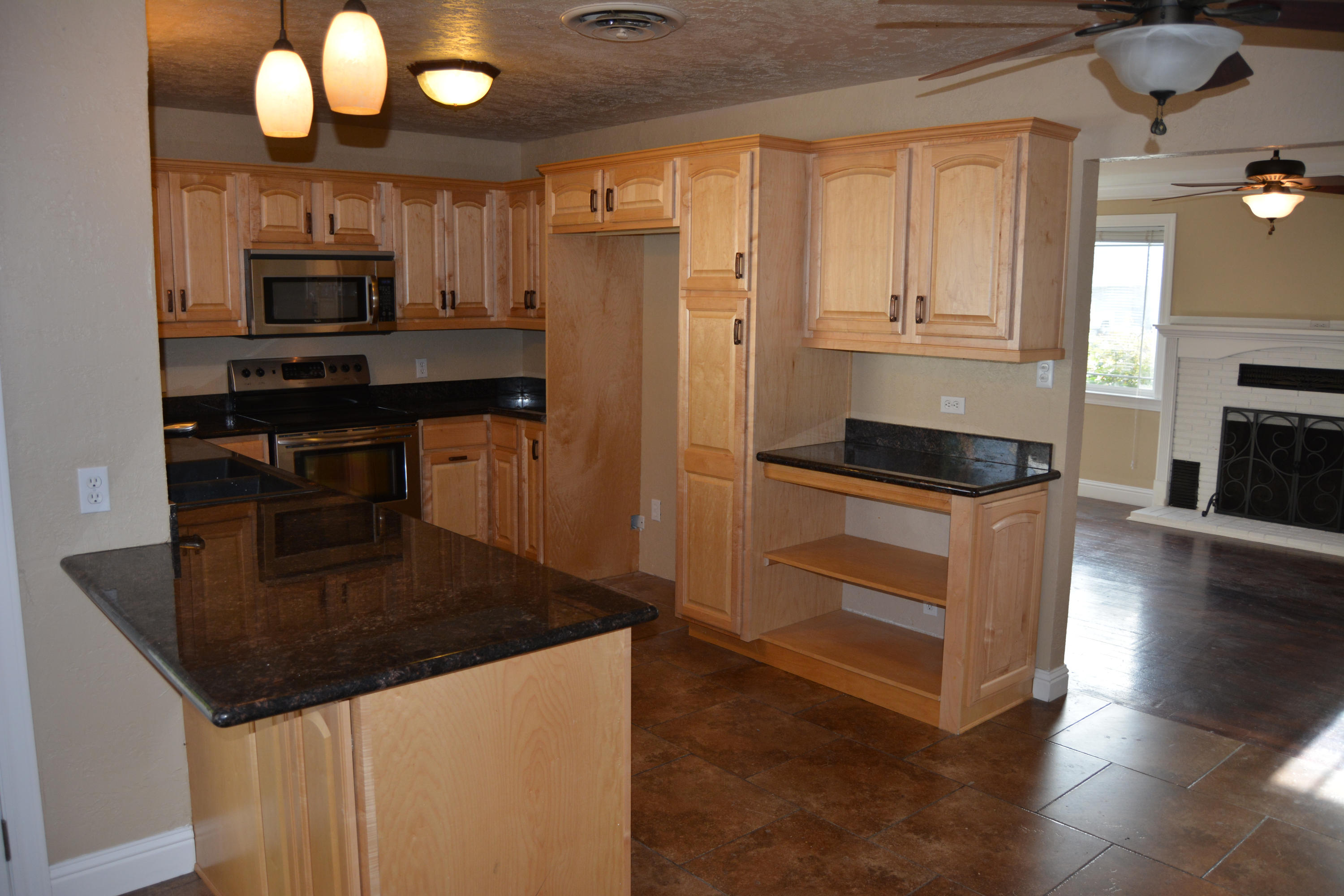 5561 Willow Road Redding, CA 96001 - Photo 4 of 30 Kitchen #2
