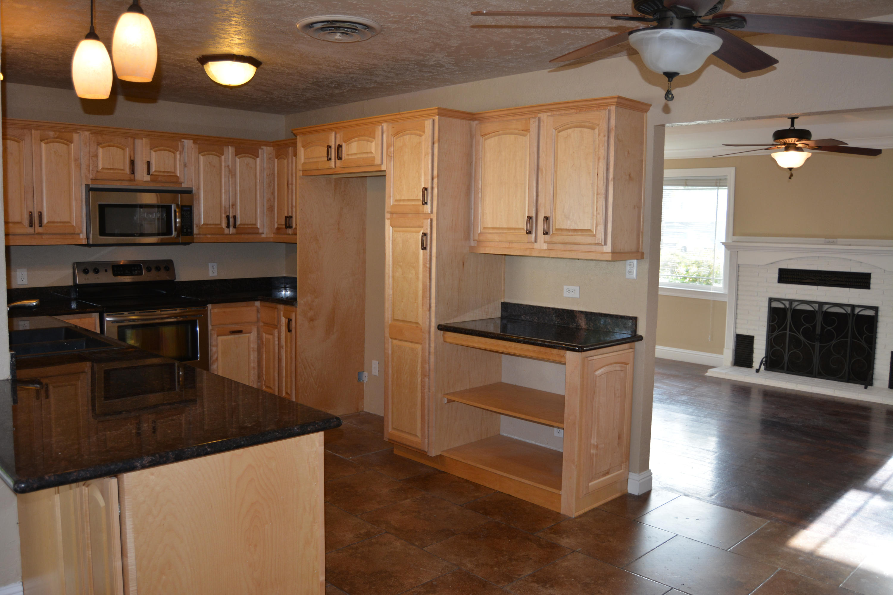 5561 Willow Road Redding, CA 96001 - Photo 7 of 30 Kitchen / Living