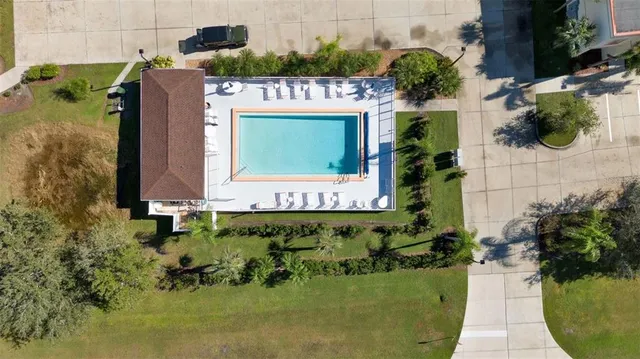 a sign that is sitting on a brick wall