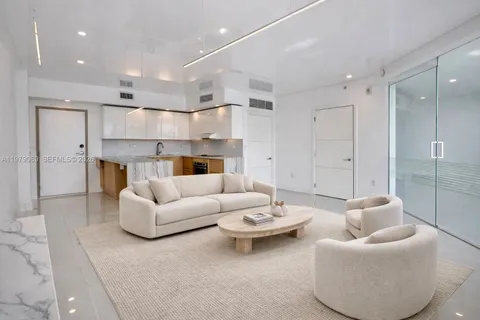 $850,000 | 2155 Washington Court, Unit 606, Miami Beach, FL 33139