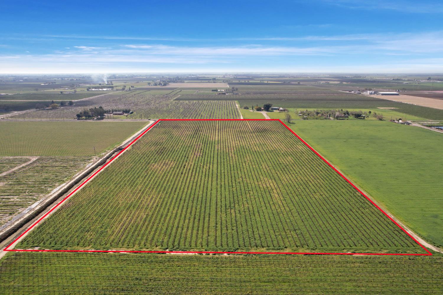 4923 West Acampo Road Lodi, CA 95242 - Photo 5 of 17 a view of a swimming pool with an ocean view