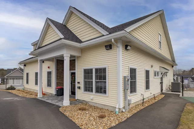 $610,000 | 8 Mulberry Lane, Epping, NH 03042