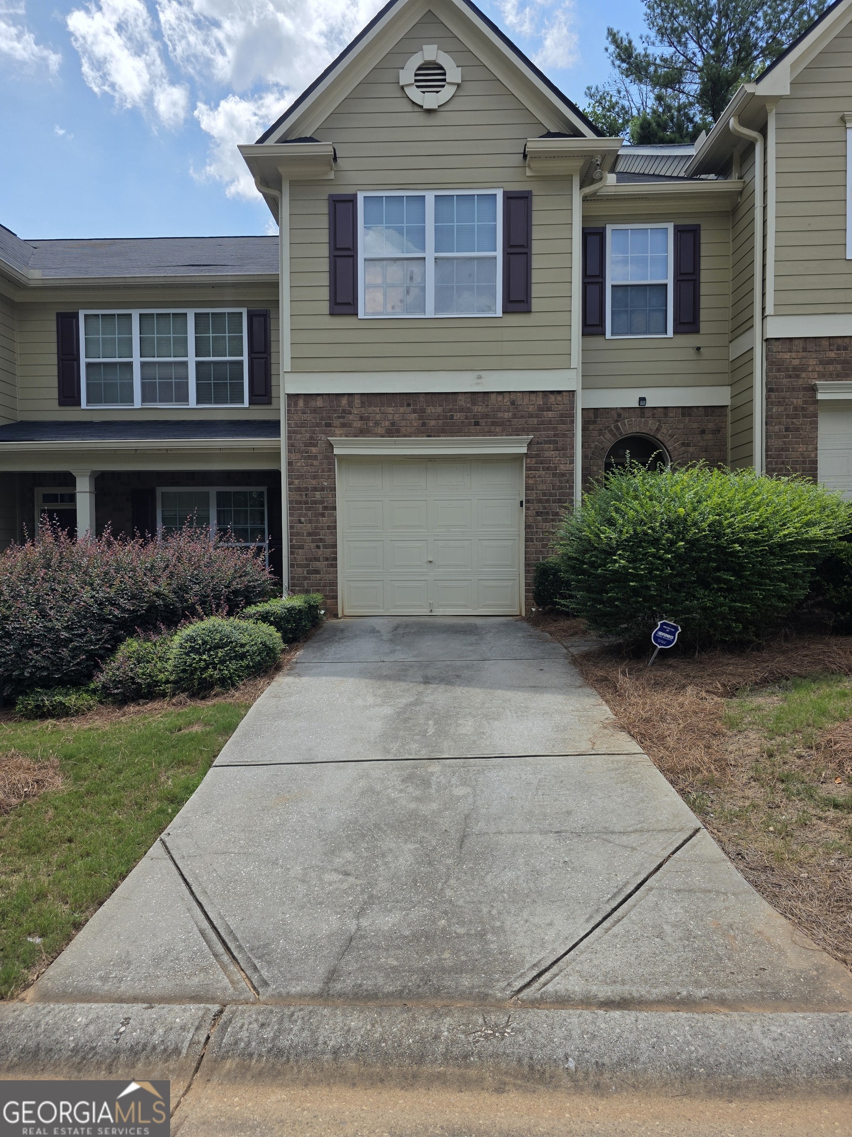 2873 Ridgeview Drive Atlanta, GA 30331 - Photo 4 of 32 a front view of a house with garden