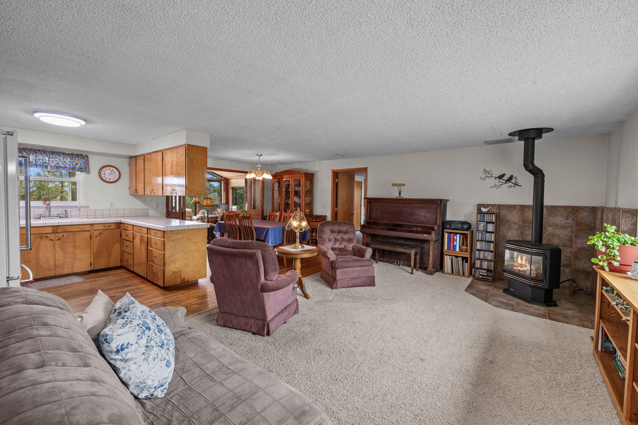371 Southeast Hering Road Madras, OR 97741 - Photo 10 of 44 Living Room