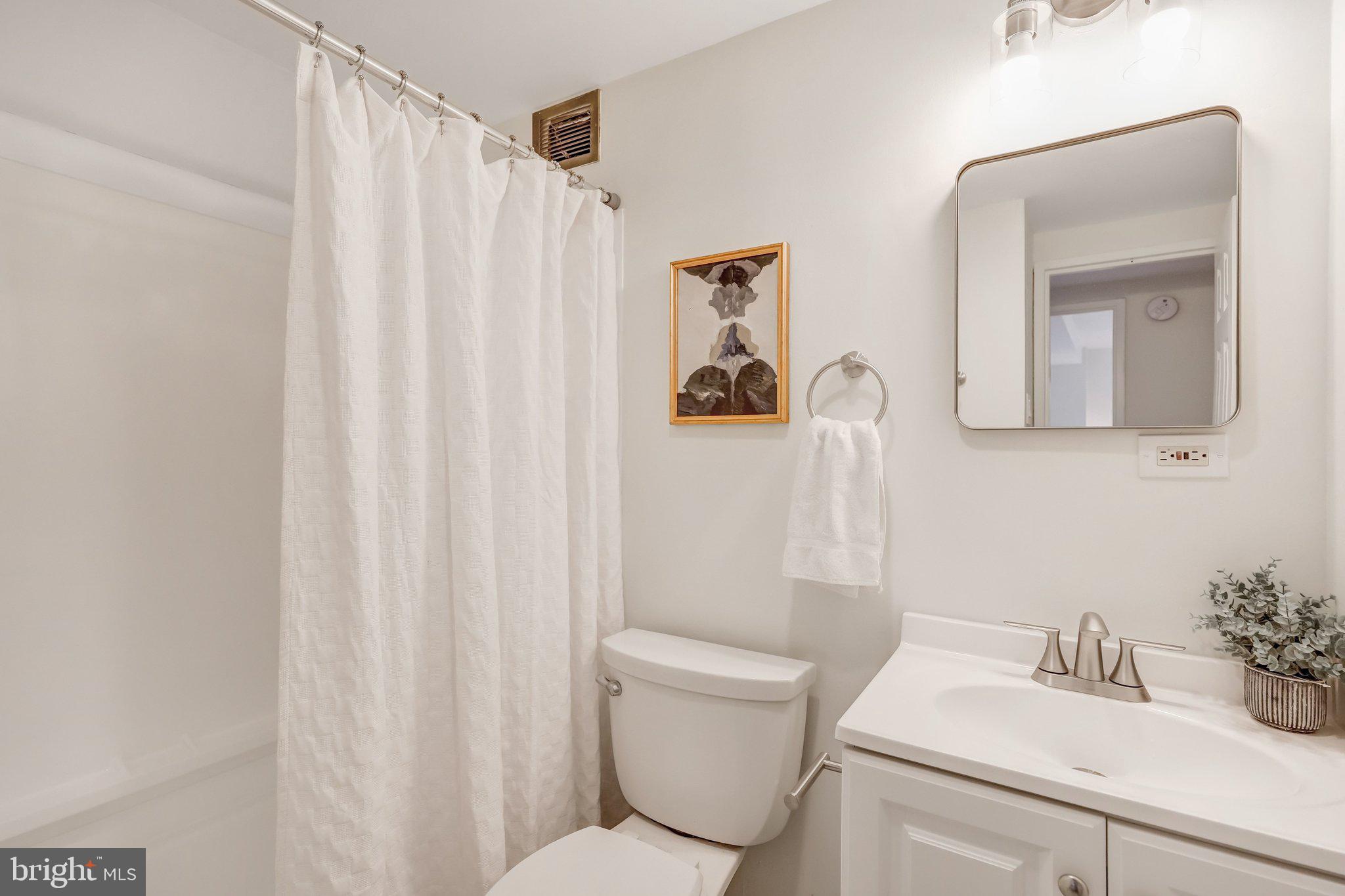 1900 Lyttonsville Road, Unit 504 Silver Spring, MD 20910 - Photo 12 of 16 Full Bathroom