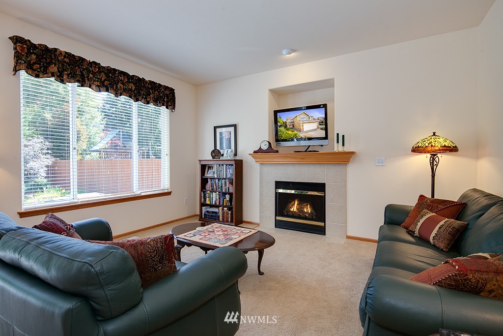 552 Vashon Place Northeast Renton, WA 98059 - Photo 3 of 11 Gallery Image 3
