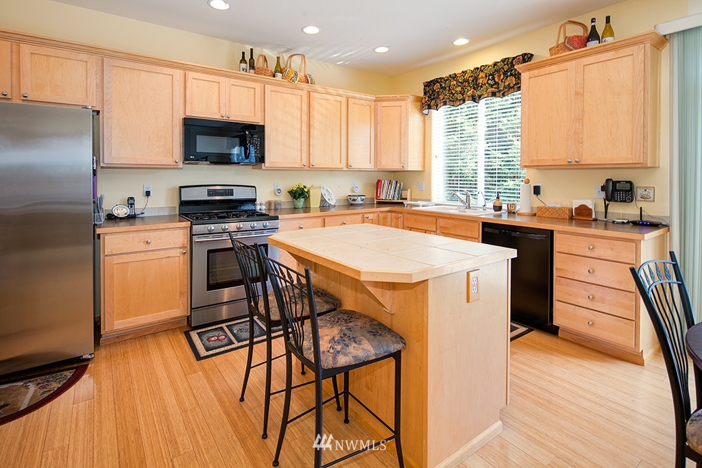 552 Vashon Place Northeast Renton, WA 98059 - Photo 4 of 11 Gallery Image 4