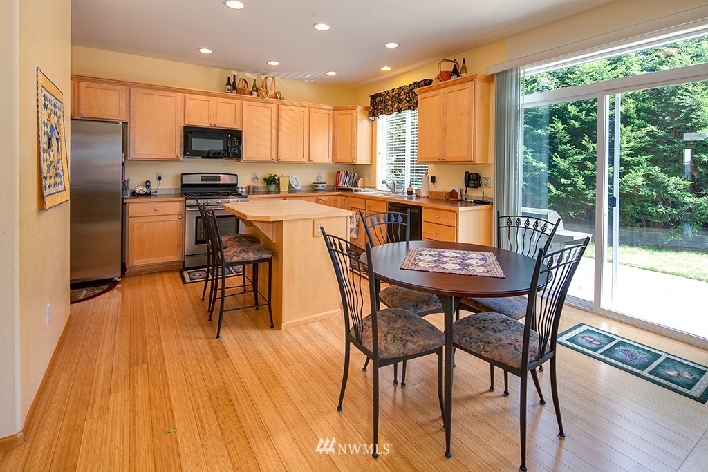 552 Vashon Place Northeast Renton, WA 98059 - Photo 5 of 11 Gallery Image 5