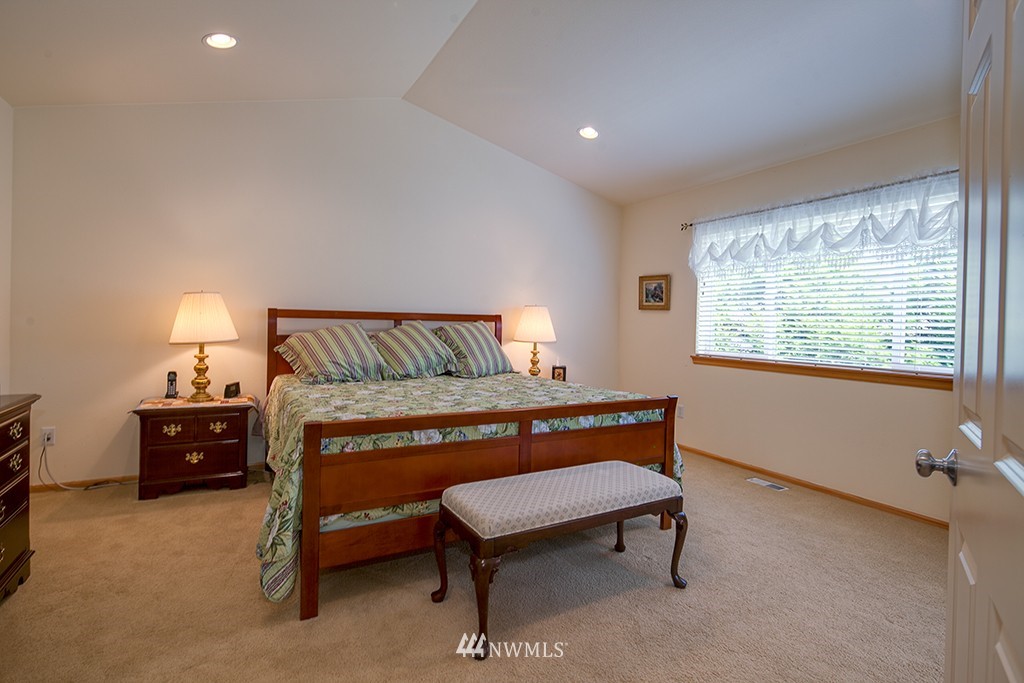 552 Vashon Place Northeast Renton, WA 98059 - Photo 7 of 11 Gallery Image 7