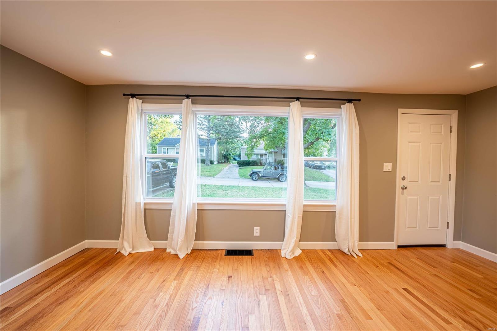 7751 Mallard Drive St. Louis, MO 63133 - Photo 3 of 15