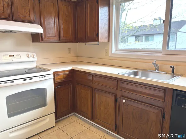 $2,300 | 27 Crows Nest Lane, Unit 5H, Danbury, CT 06801