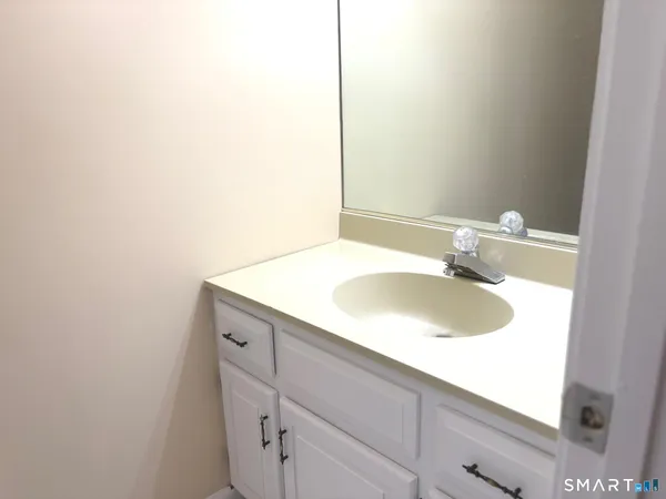 $2,300 | 27 Crows Nest Lane, Unit 5H, Danbury, CT 06801