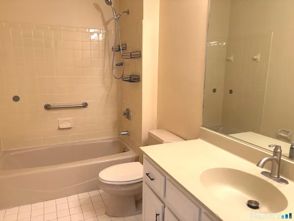 $2,300 | 27 Crows Nest Lane, Unit 5H, Danbury, CT 06801