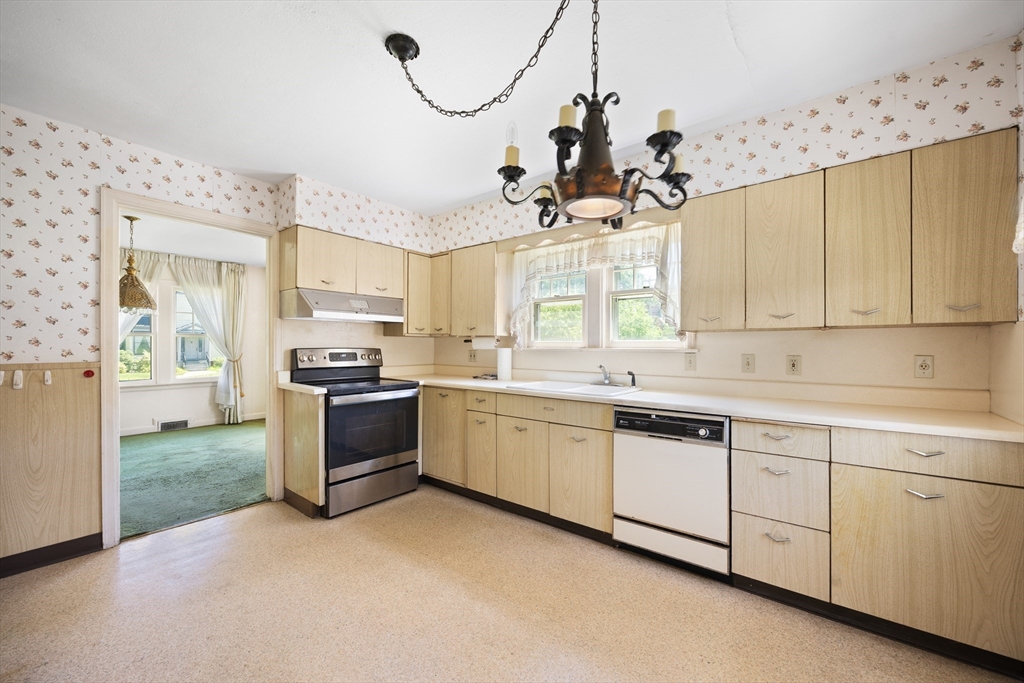216 Springfield Street Chicopee, MA 01013 - Photo 9 of 26