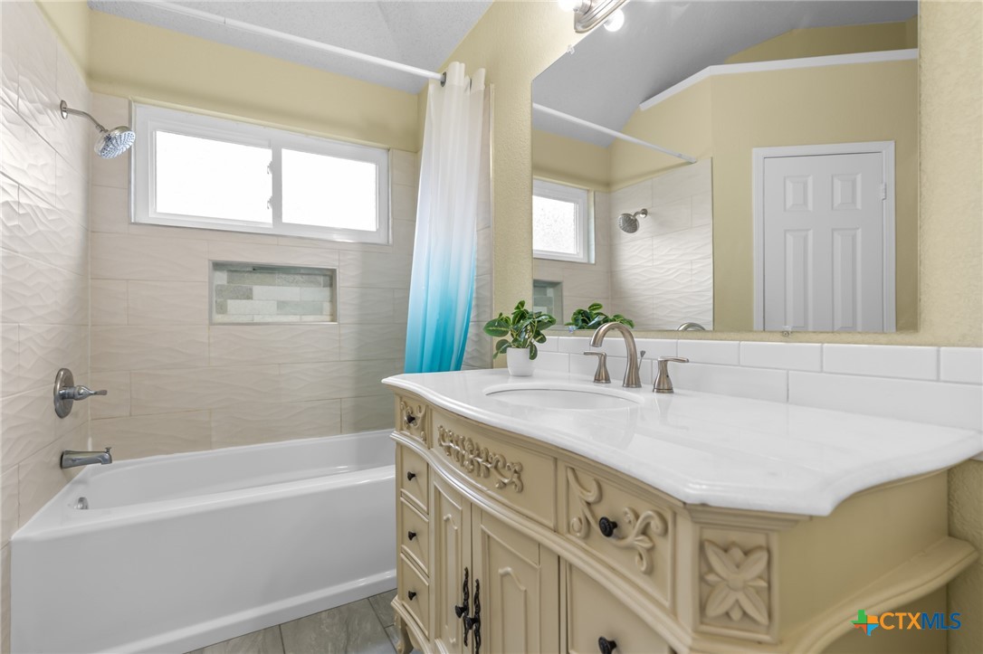 2804 Bluejay Drive Killeen, TX 76549 - Photo 19 of 36 a bathroom with a tub a sink and a mirror