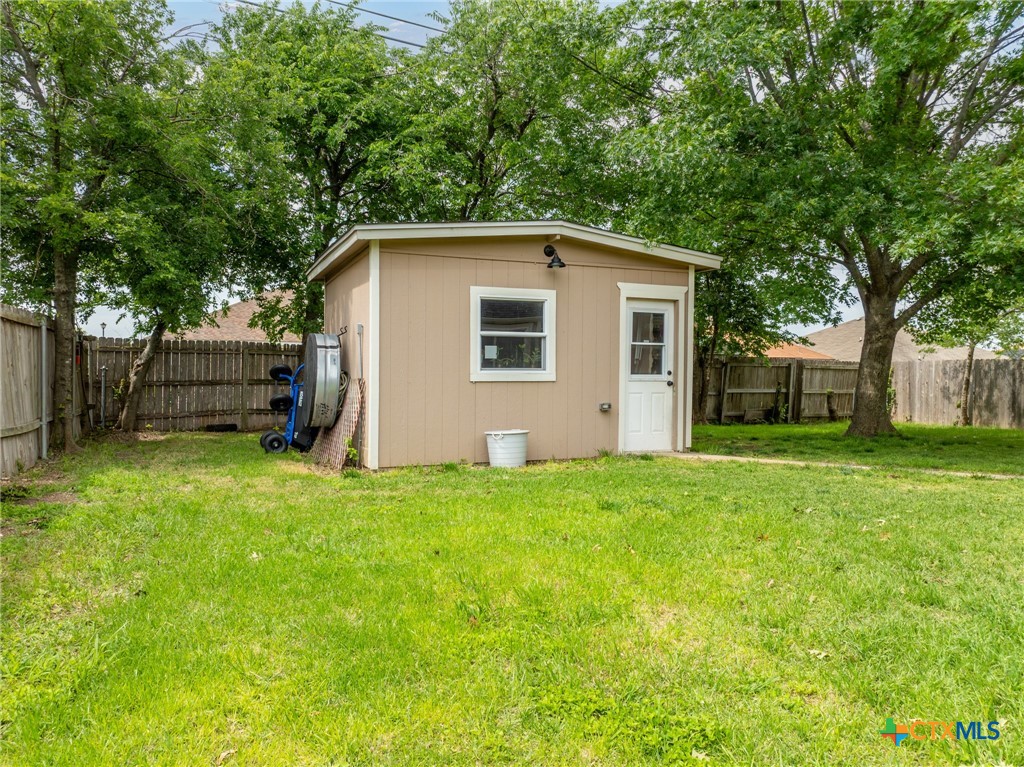 2804 Bluejay Drive Killeen, TX 76549 - Photo 27 of 36 a view of a backyard with a large tree