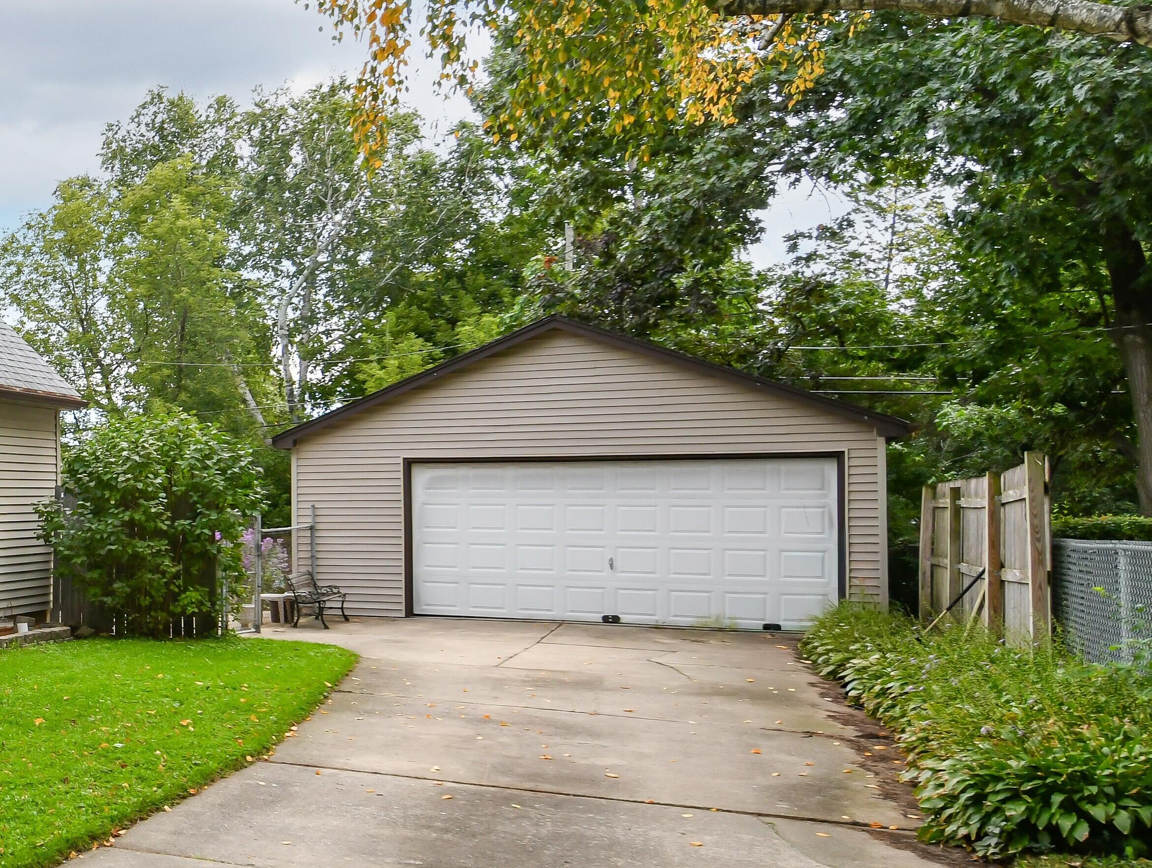 1509 Illinois Street Racine, WI 53405 - Photo 26 of 35 Garage