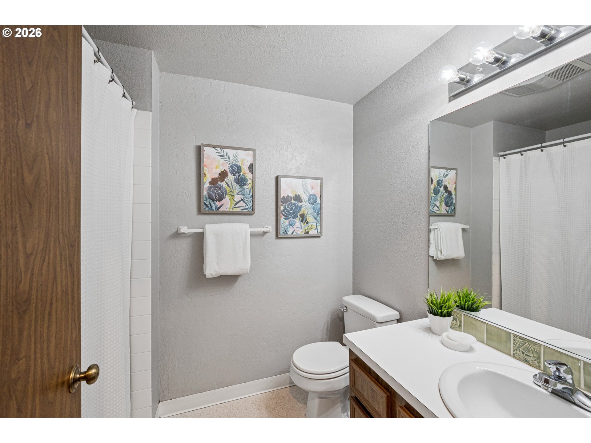 255 West Berkeley Street Gladstone, OR 97027 - Photo 27 of 37 a bathroom with a sink toilet and mirror