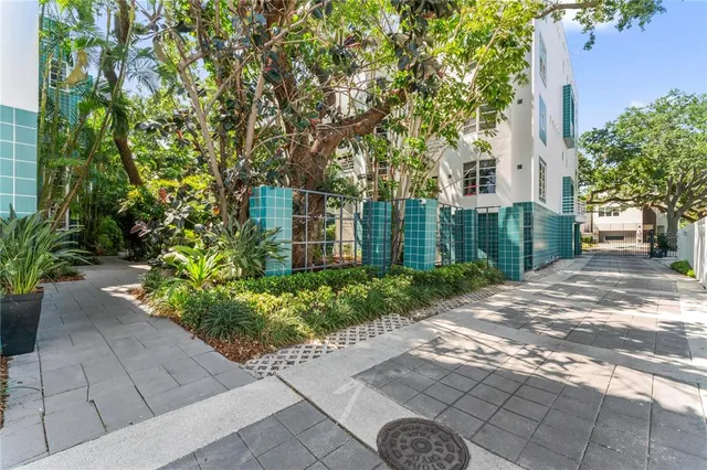 $999,000 | 4950 Bayshore Boulevard, Unit 27, Tampa, FL 33611