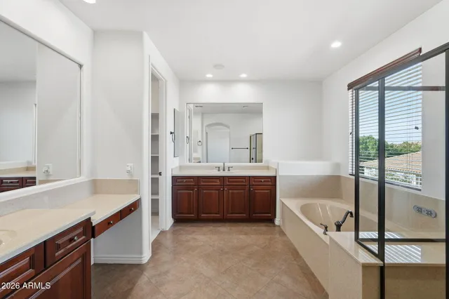 $915,900 | 2718 East Hampton Lane, Gilbert, AZ 85295