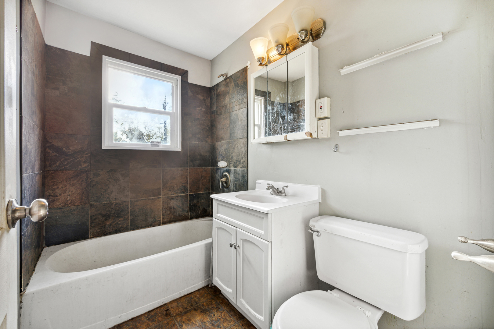 208 South Park Road Joliet, IL 60433 - Photo 18 of 29 a bathroom with a toilet sink and bathtub