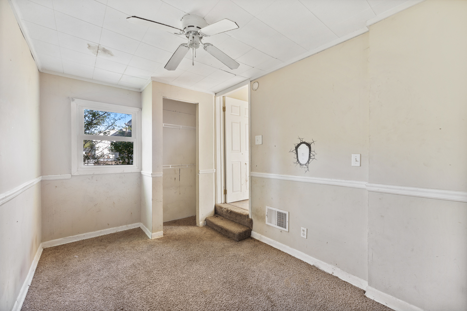 208 South Park Road Joliet, IL 60433 - Photo 20 of 29 a view of a hallway with closet
