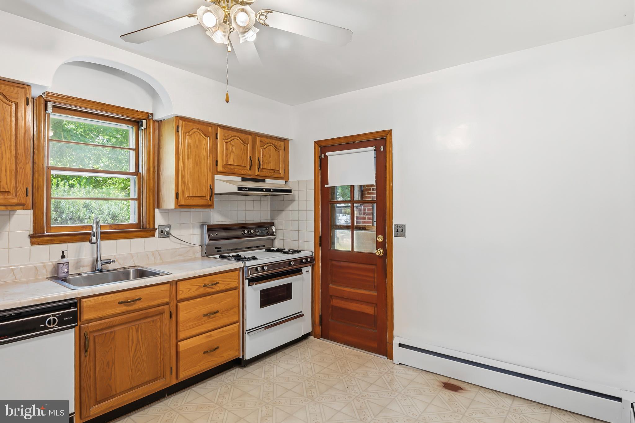 211 Hillendale Avenue Baltimore, MD 21227 - Photo 13 of 38 Kitchen (alt view)