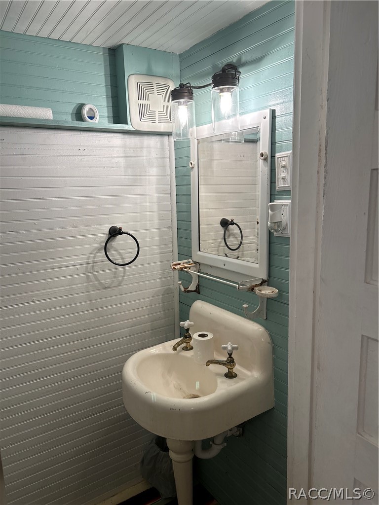 powder room, entry hall